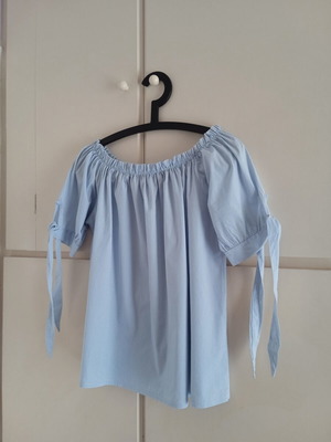 Off Shoulder Top like new, size Small, white and blue