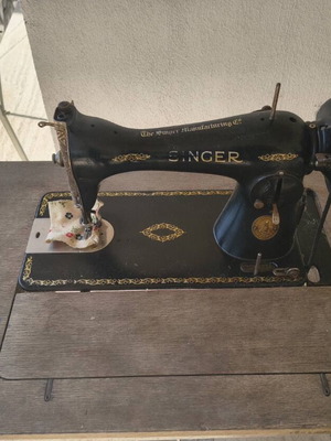 Singer vintage ραπτομηχανή μεταχειρισμένη με αρχικό ξύλινο τραπέζι