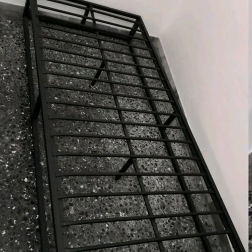 Bed with mattress like new, metal frame 1x1.90