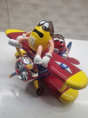 Μεγάλο αεροπλάνο με φιγούρες M&m's μεταχειρισμένο