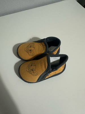 Baby slippers like new, size 20 Orchestra