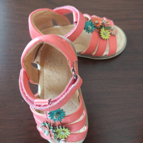 Girls sandals used, size 20 with anti-slip sole