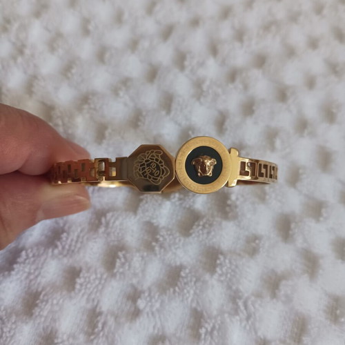 Bracelet new, high quality, gold color