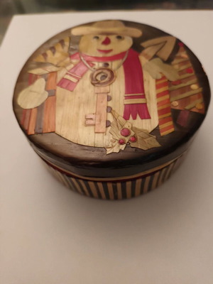 Decorative box with marquetry of thin straw or bamboo strips like new