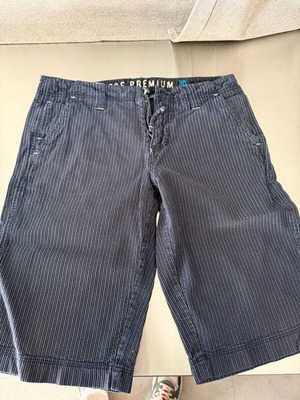 Guess Premium βερμούδα με pinstripe μεταχειρισμένη, μέγεθος 30, μαύρο και άσπρο