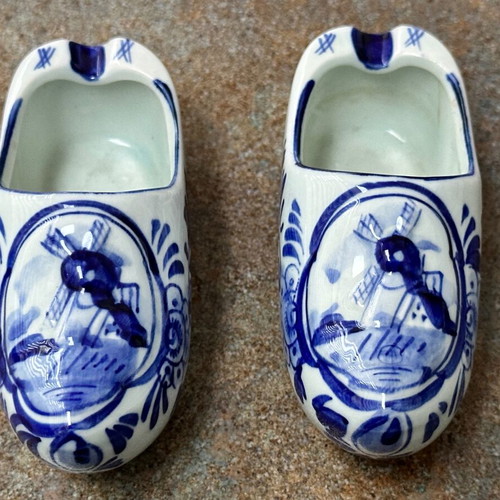 Handmade Dutch DELFTS porcelain decorative ashtrays like new