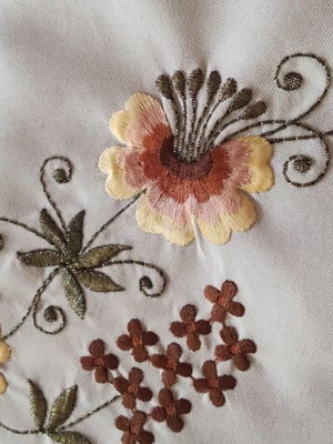 Table runner and 2 napkins used, set