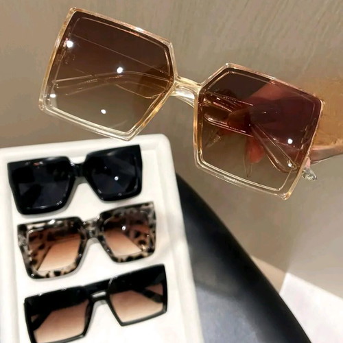 Set of 4 women's sunglasses new, multicolored