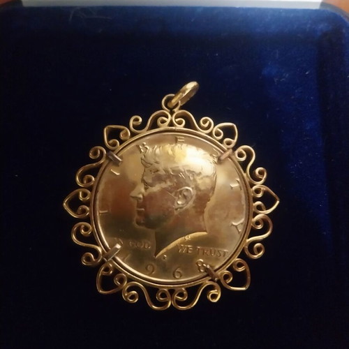 Pendant with 1968 half dollar used, 18K gold frame