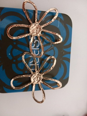 Stradivarius daisy earrings gold color