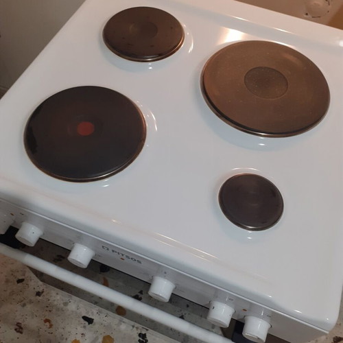 Pitsos PHCB123K29 electric stove like new with trays