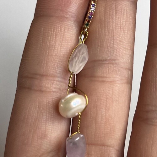 Single hoop earring used with pearl and multicolored stones gold-tone