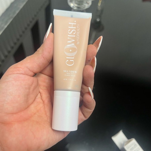 Huda Beauty Glowish Make Up Medium 05 new