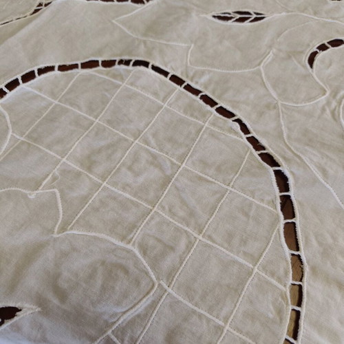 Cutwork tablecloth 160 centimeters like new