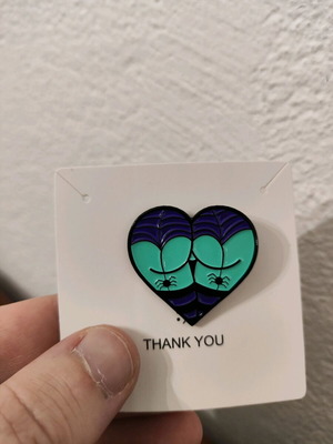 Halloween heart pin like new