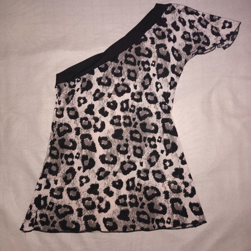 Animal print grey blouse like new, size M, one shoulder design