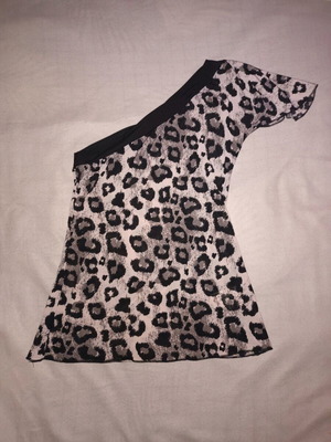 Animal print grey blouse like new, size M, one shoulder design