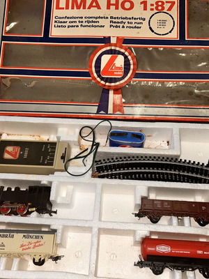 Lima H0 train set used with engine, 3 wagons and 10 tracks