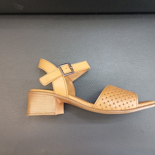 Leather sandals with low heel and soft leather sole