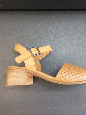Leather sandals with low heel and soft leather sole