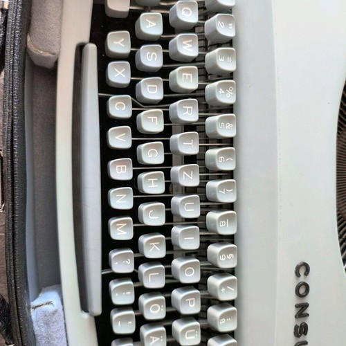 Consul 231.3 Typewriter like new with case