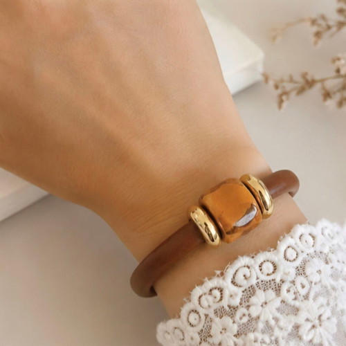 Handmade bracelet with leather and gold metal details