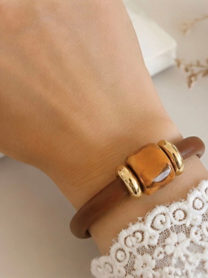 Handmade bracelet with leather and gold metal details