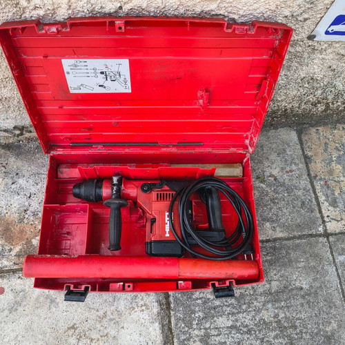 Hilti TE55 compressor used, rotary digging with two bits Φ/28