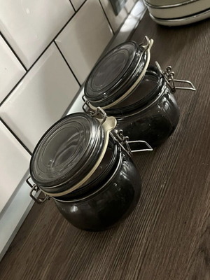 Set of 2 glass storage containers used with lid and clip
