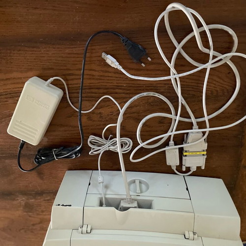 Deskjet 880C color printer used with cables and manual