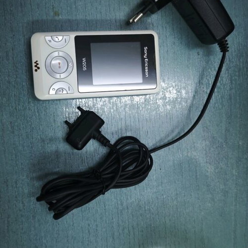 Sony Ericsson W205 Walkman used, white with original charger