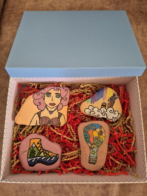 Giftbox με πολύχρωμες πέτρες, ζωγραφισμένες με τέμπερες