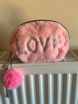 Γούνινο νεσεσέρ Love με φερμουάρ και διακοσμητικό χερούλι, ροζ