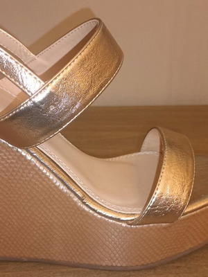 Migato platform pink gold metallic like new