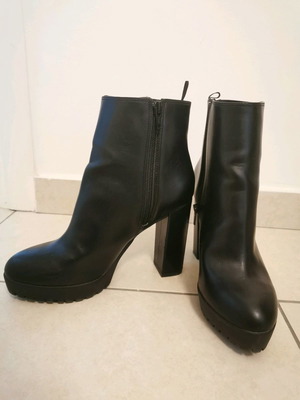 Μποτάκια H&M μεταχειρισμένα, μαύρα, νούμερο 38 με χοντρό τακούνι