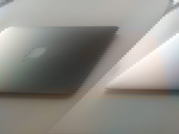 Apple MacBook Air 11.6" 512GB SSD, Intel Core i7 8GB.