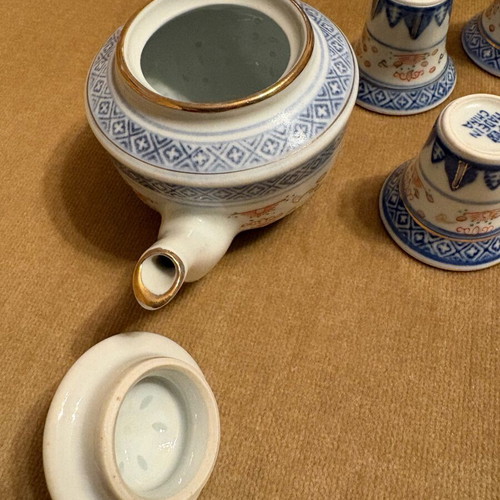 Chinese porcelain miniature teapot with 4 small cups like new