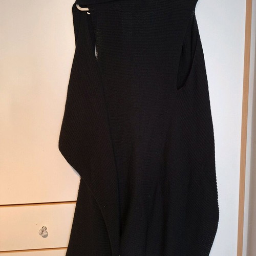 Knitted long sleeveless vest black like new
