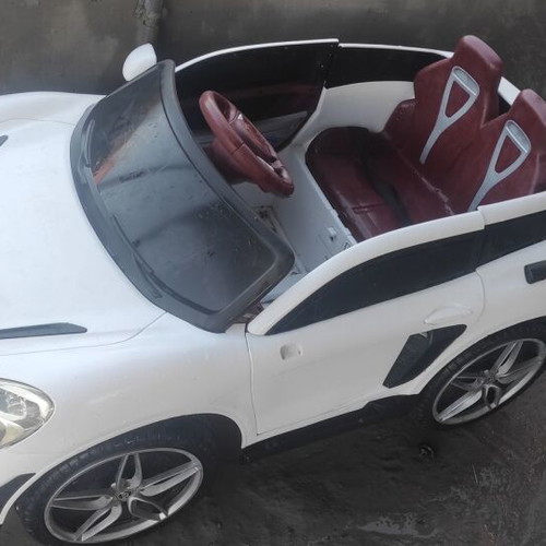 Electric children's car like new with remote control and radio