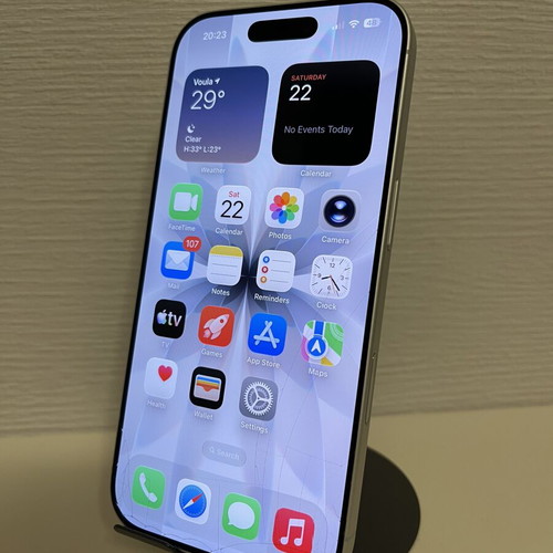 Apple iPhone 17 white 256GB with cracked screen