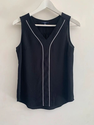 Kiabi black top size S with white trim