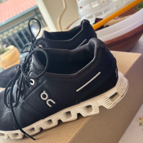 On Cloud women's athletic shoes used, size 39, black