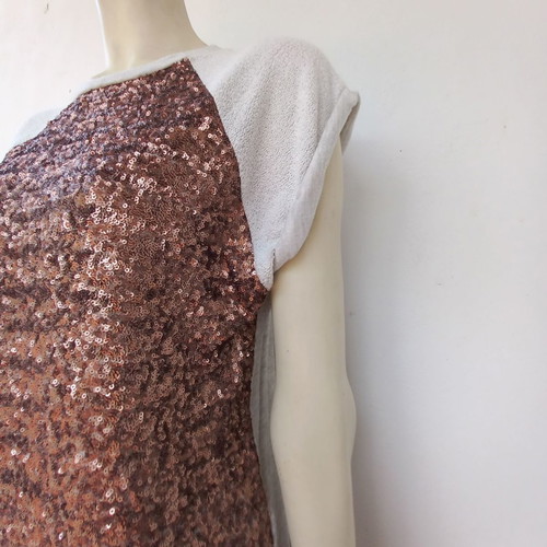 Short-sleeve sweatshirt with copper-colored sequins