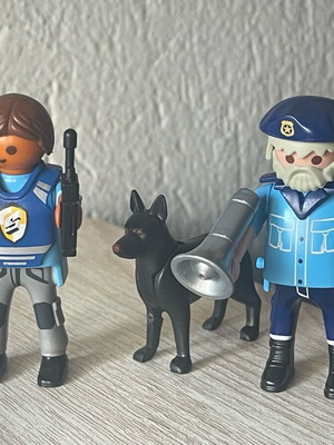 Playmobil police team figures with accessories used