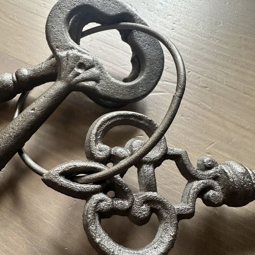 Decorative keys set of 3 like new, cast iron
