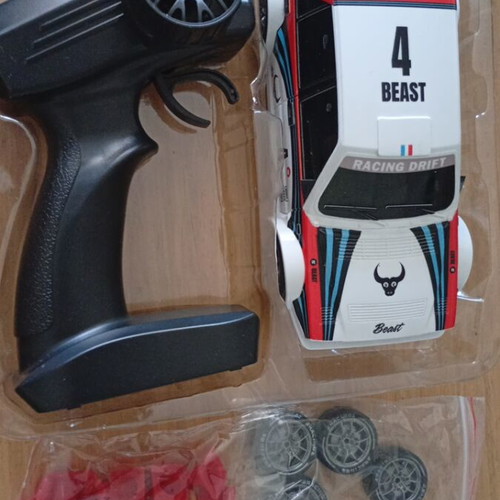 R/C car with 4 wheel drive and extra tires
