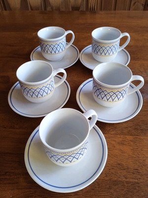 Coffee cups collectible like new with Zajecar saucers