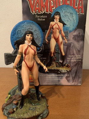 Vampirella statue new, limited edition 2001