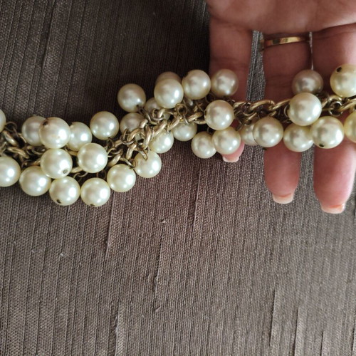 Bracelet with faux pearls used, romantic and modern design