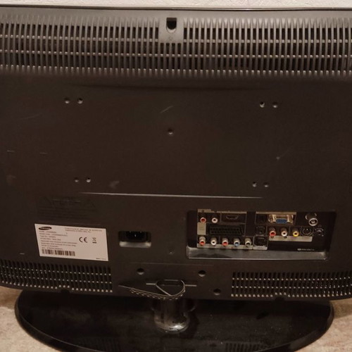 Samsung 32 inch TV used with HDMI, VGA, RCA, SCART